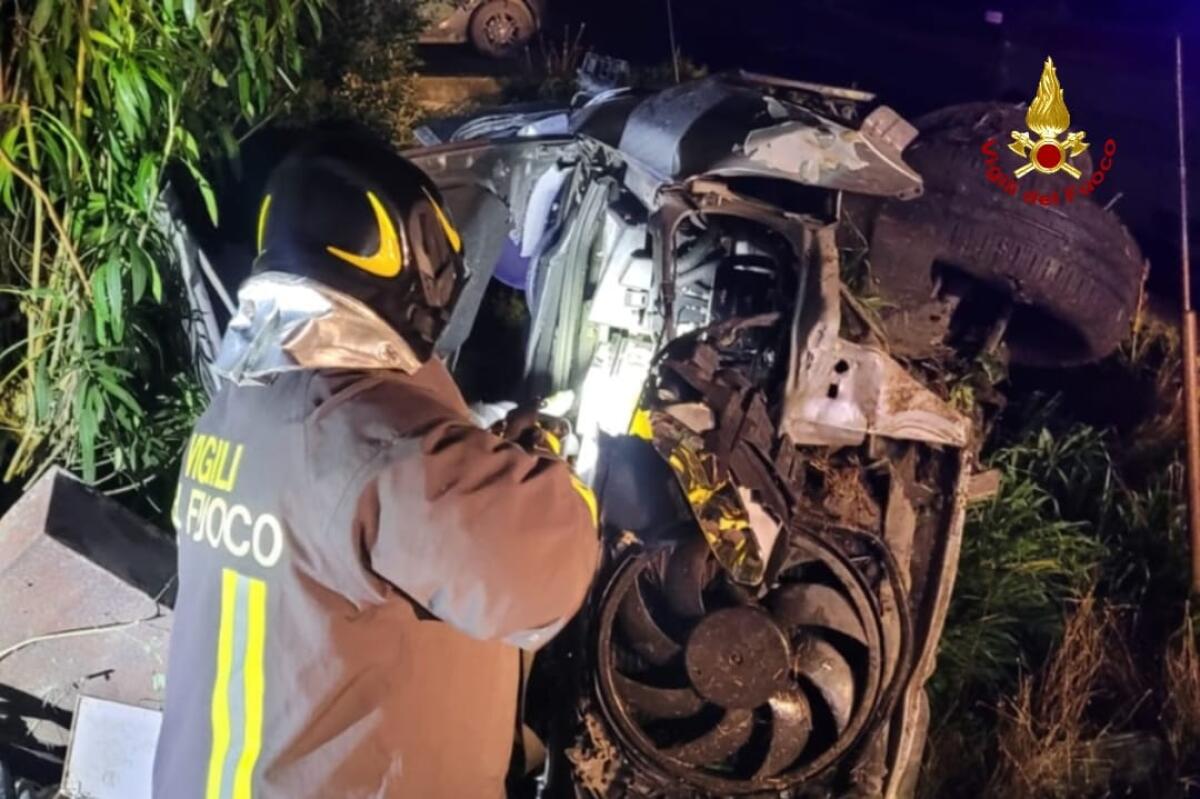 Auto fuori strada in via Maina, a Sezze: i vigili del fuoco estraggono un uomo dalle lamiere. - 