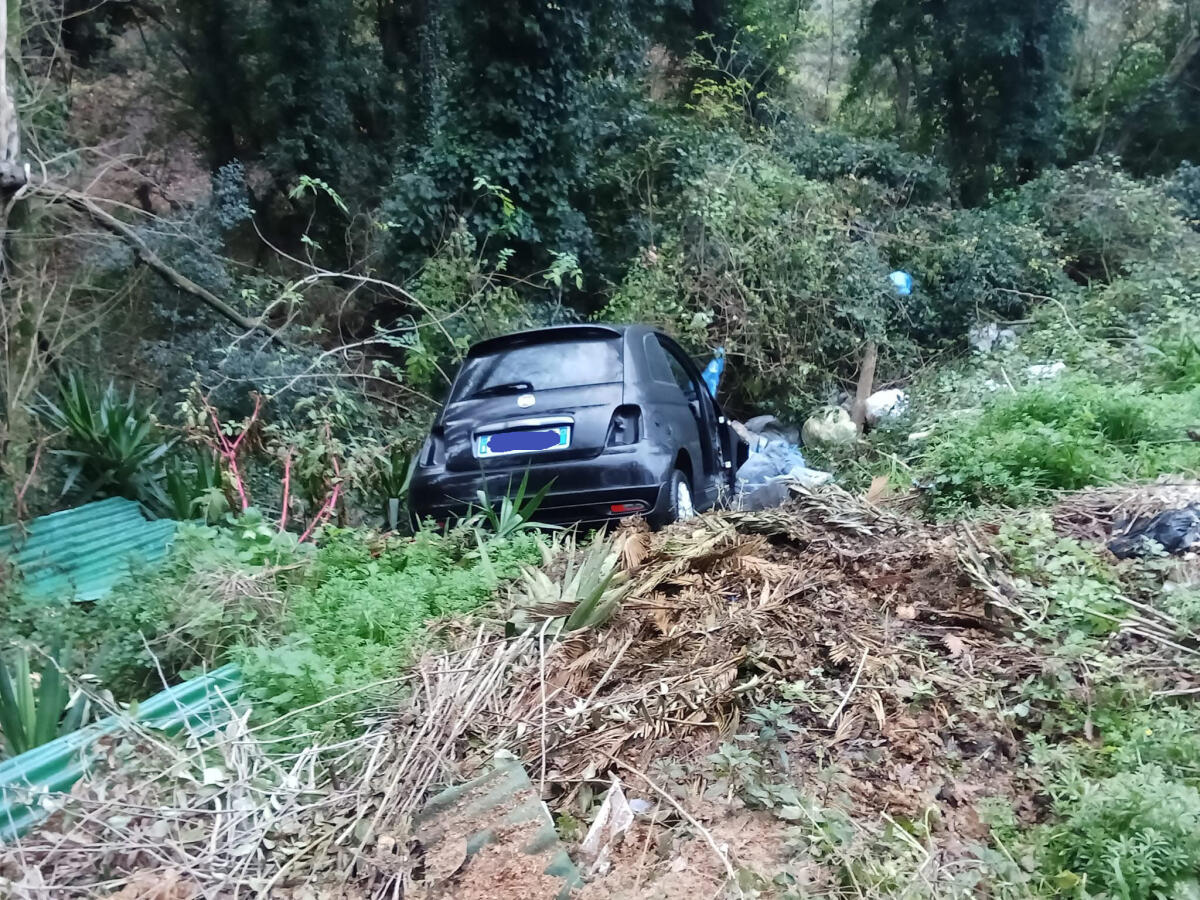 Fuori strada con l'auto che abbandona nel fosso, indagano i carabinieri di Aprilia - 
