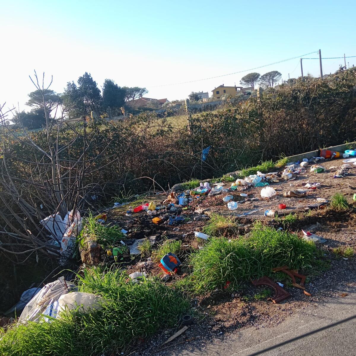 Aprilia - Rifiuti su via Genio Civile, "Servono reti, fototrappole e controlli" - 