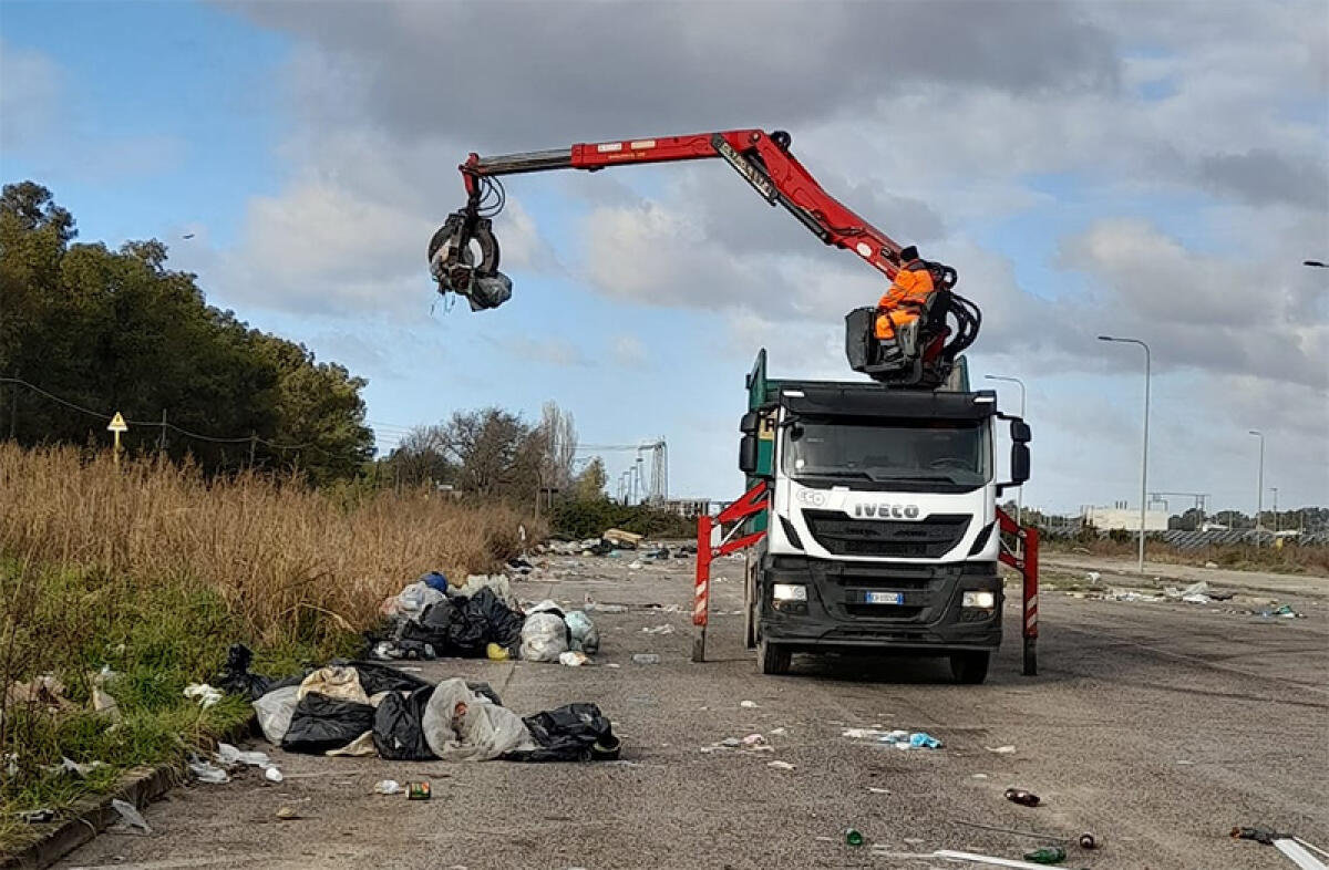 Aprilia - Rifiuti al parcheggio Turbogas, la Progetto Ambiente torna a pulire - 