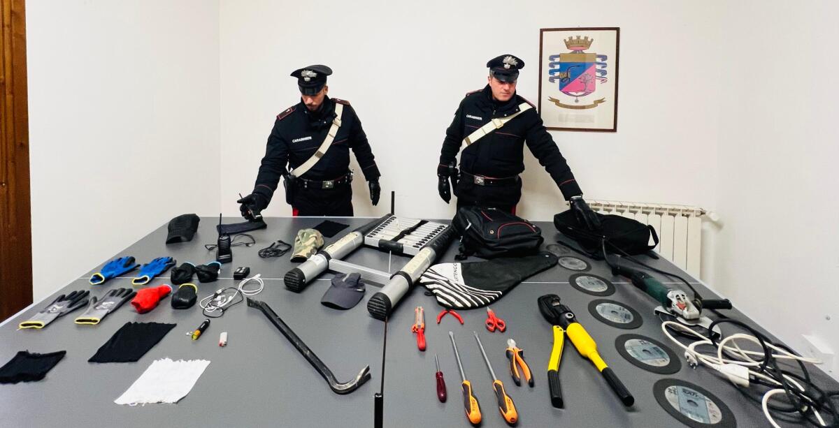 ALBANO - Non si ferma all’alt dei Carabinieri, braccato durante la fuga. Nell’auto attrezzi da scasso e apparecchiature. - 