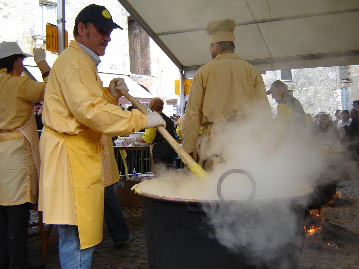 La “Festa della Polenta” a Sermoneta questa domenica prosegue nella borgata di Pontenuovo. - 