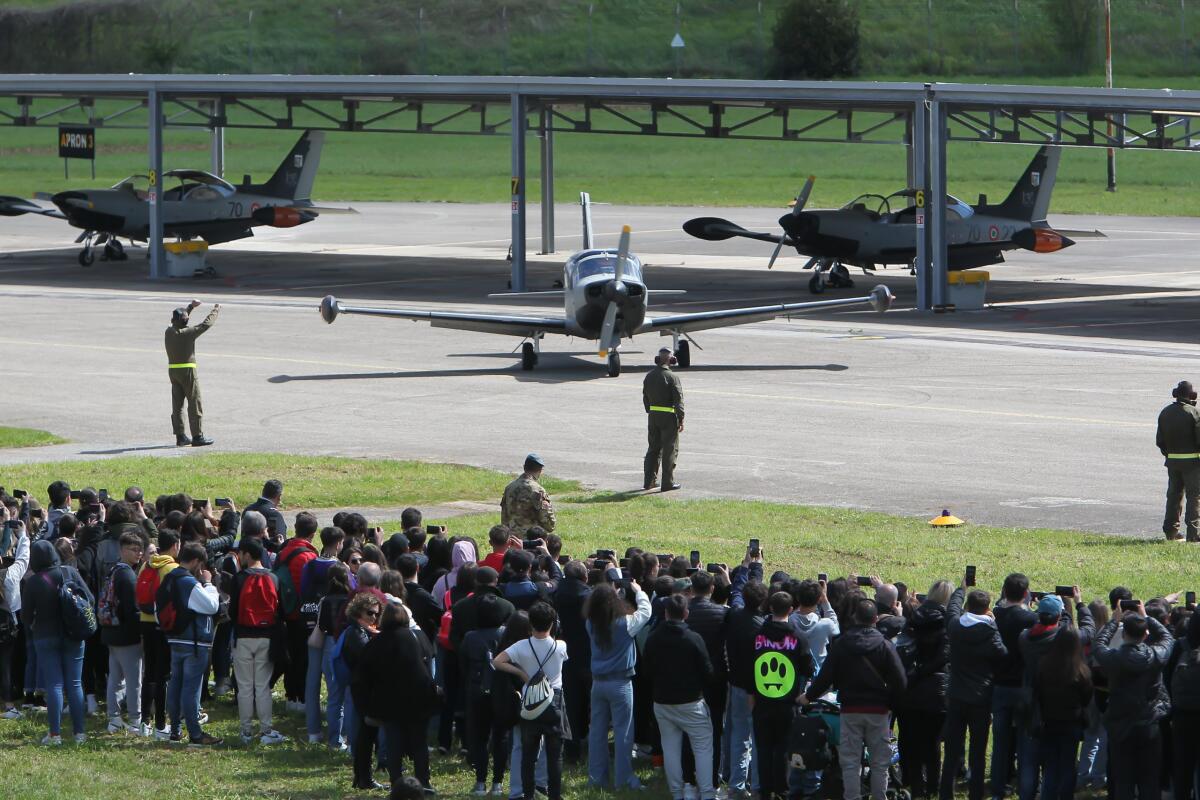 Oggi alla Scuola di Volo di Latina la cerimonia di consegna delle Aquile di Pilota di aeroplano agli allievi piloti. - 