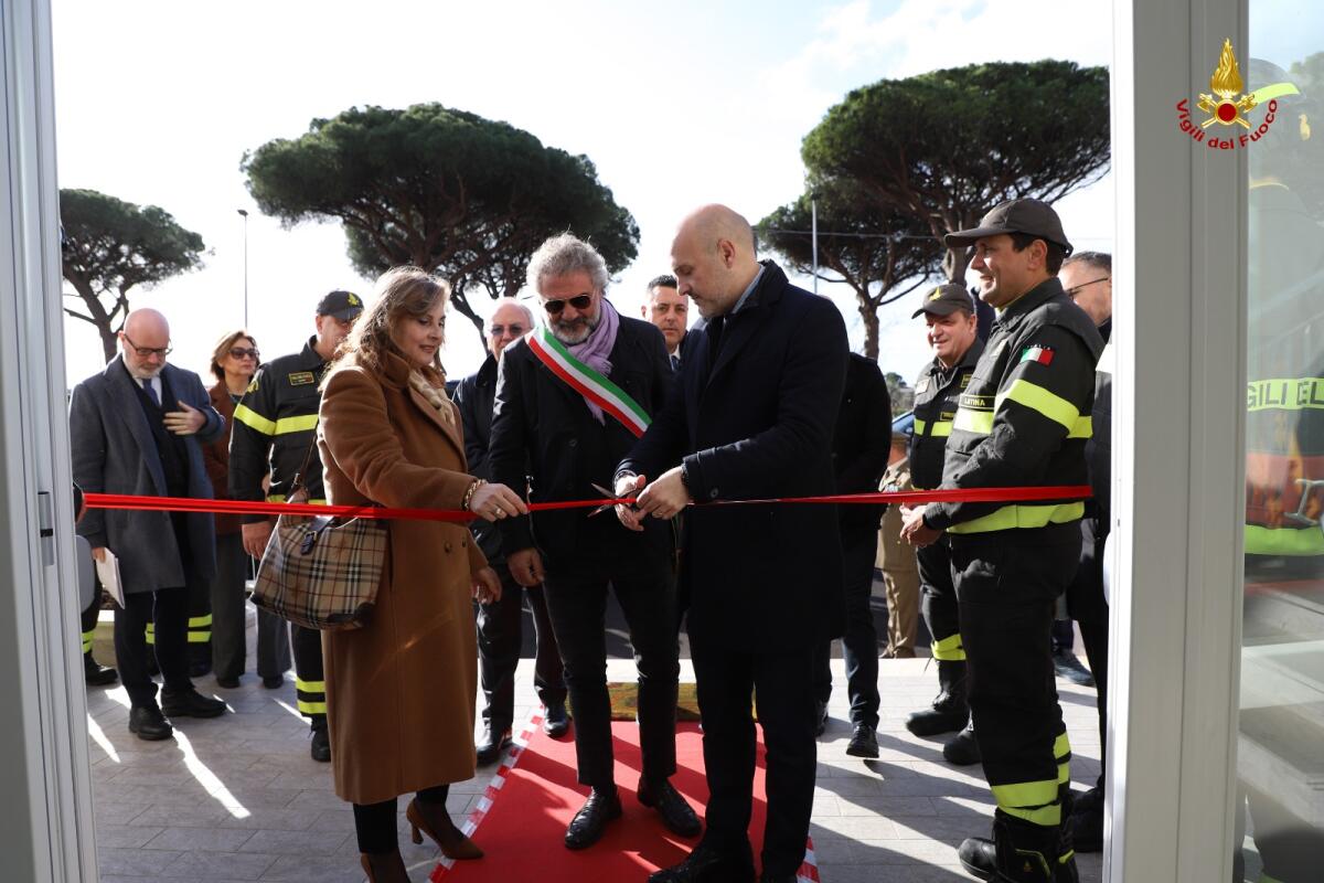 Taglio del nastro per il distaccamento dei vigili del fuoco di Terracina - 