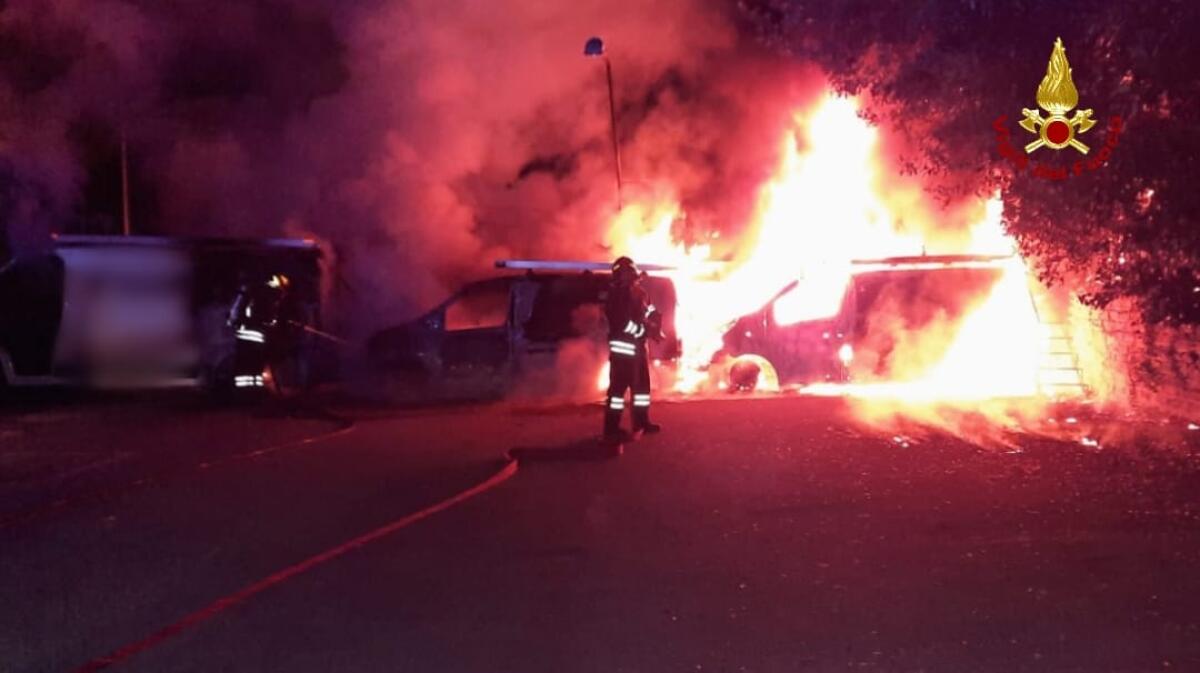 Tre furgoni a fuoco nella notte a Cisterna - 