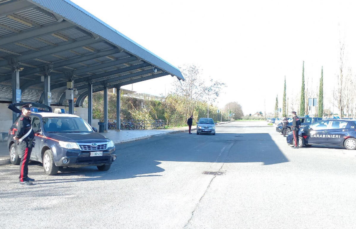 Ruba gli pneumatici da un'auto in sosta, 62enne denunciato - 