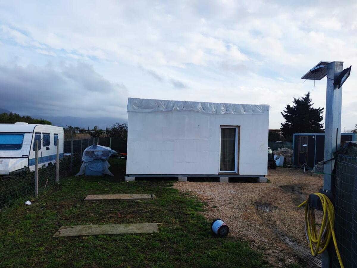 Sequestrato dalla Polizia Locale di Terracina, a Borgo Hermada, un prefabbricato abusivo. - 