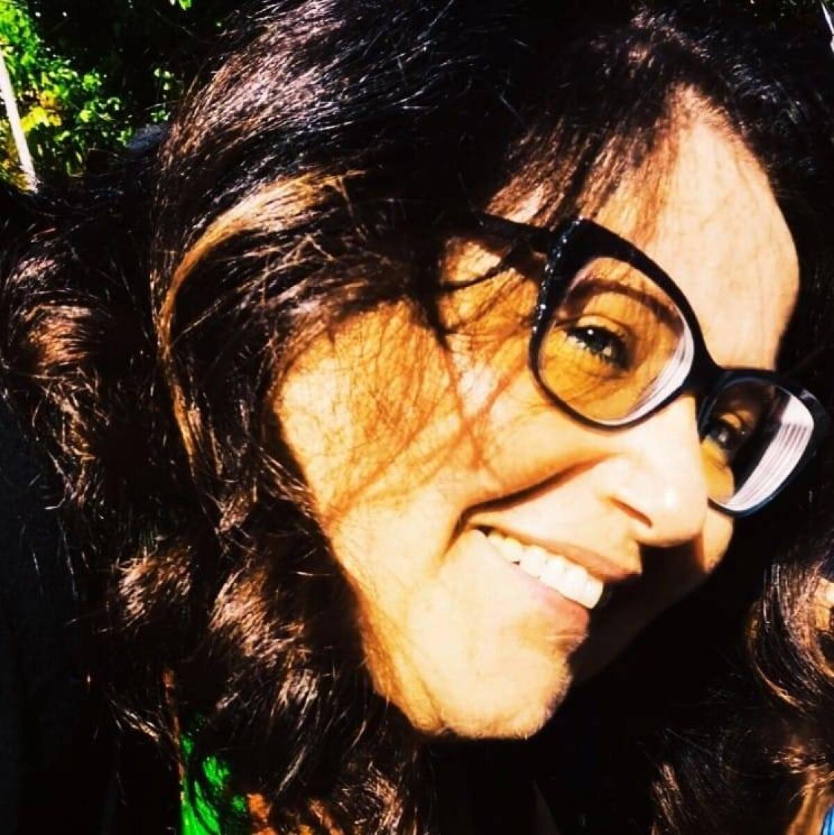 Un mazzo di fiori lasciato sull’auto della consigliera di Formia Paola Villa: l’ipotesi di un’intimidazione. - 