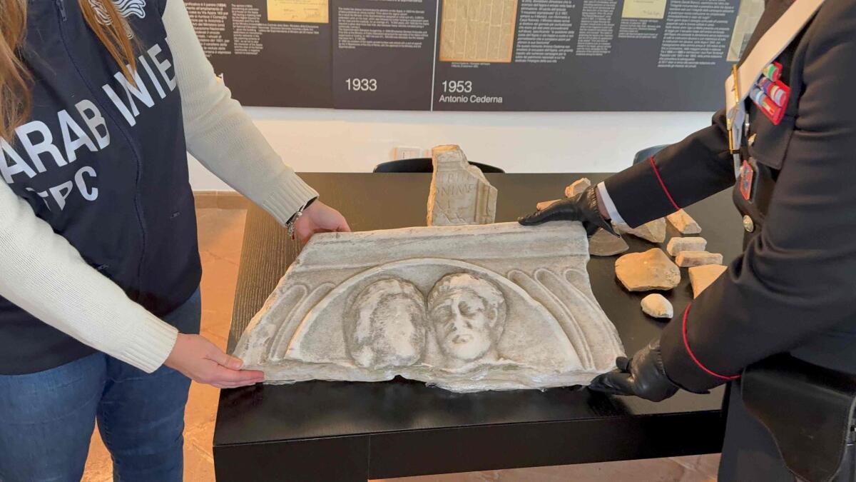I Carabinieri restituiscono alla Soprintendenza e al Parco Archeologico dell’Appia Antica dei reperti dell’antica Roma rubati. - 