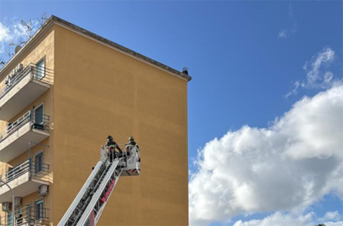 Salvato il 53enne di Latina, rimasto seduto sul cornicione di un palazzo per 10 ore, minacciava il suicidio. - 