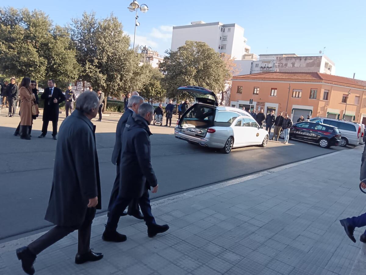 Folla e commozione ai funerali di Luca Palmegiani a Latina, c'è anche Tajani - 