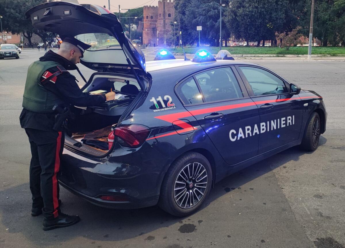 Minaccia e picchia la madre, lei lo fa arrestare dai Carabinieri. In casa l’uomo aveva droga ed un paio di manette. - 