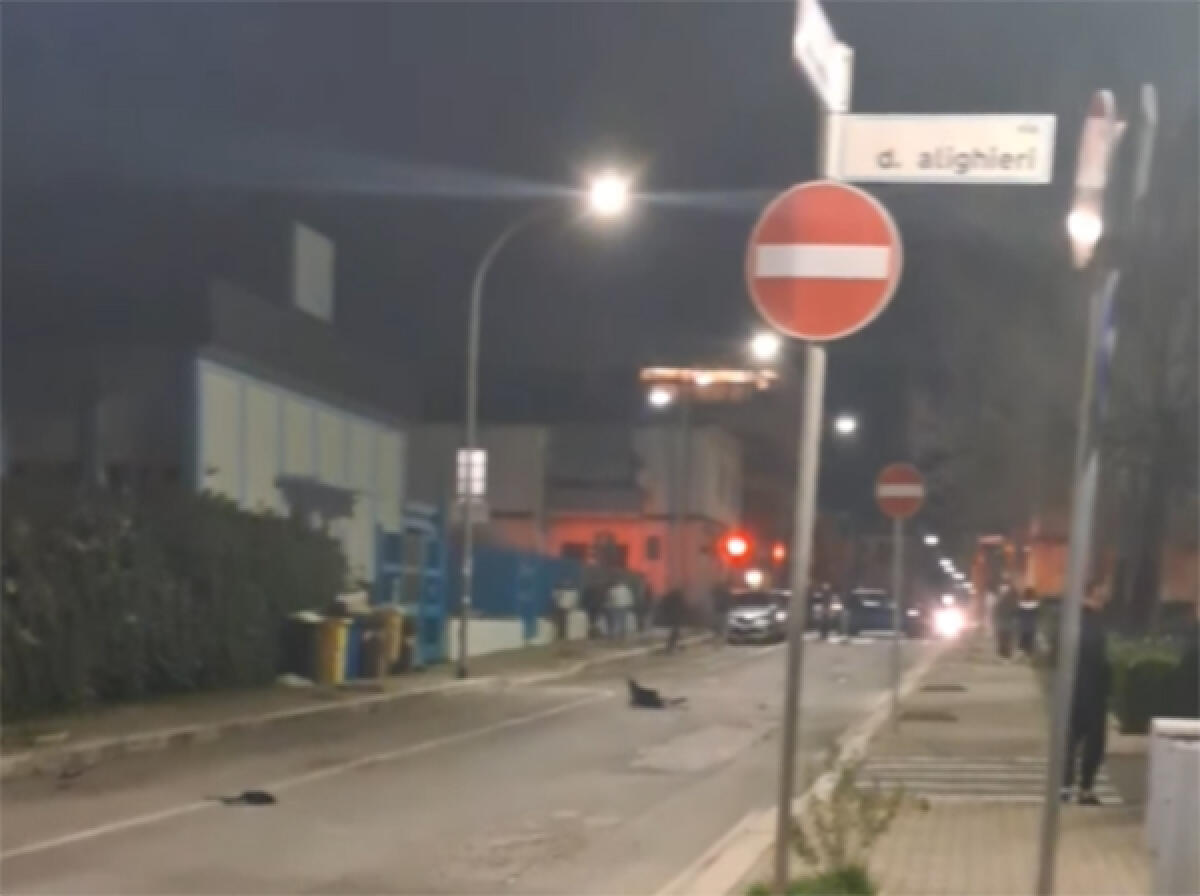 Violento scontro la notte scorsa lungo via delle Margherite, ad Aprilia, all’incrocio con l’ex Cral. - 