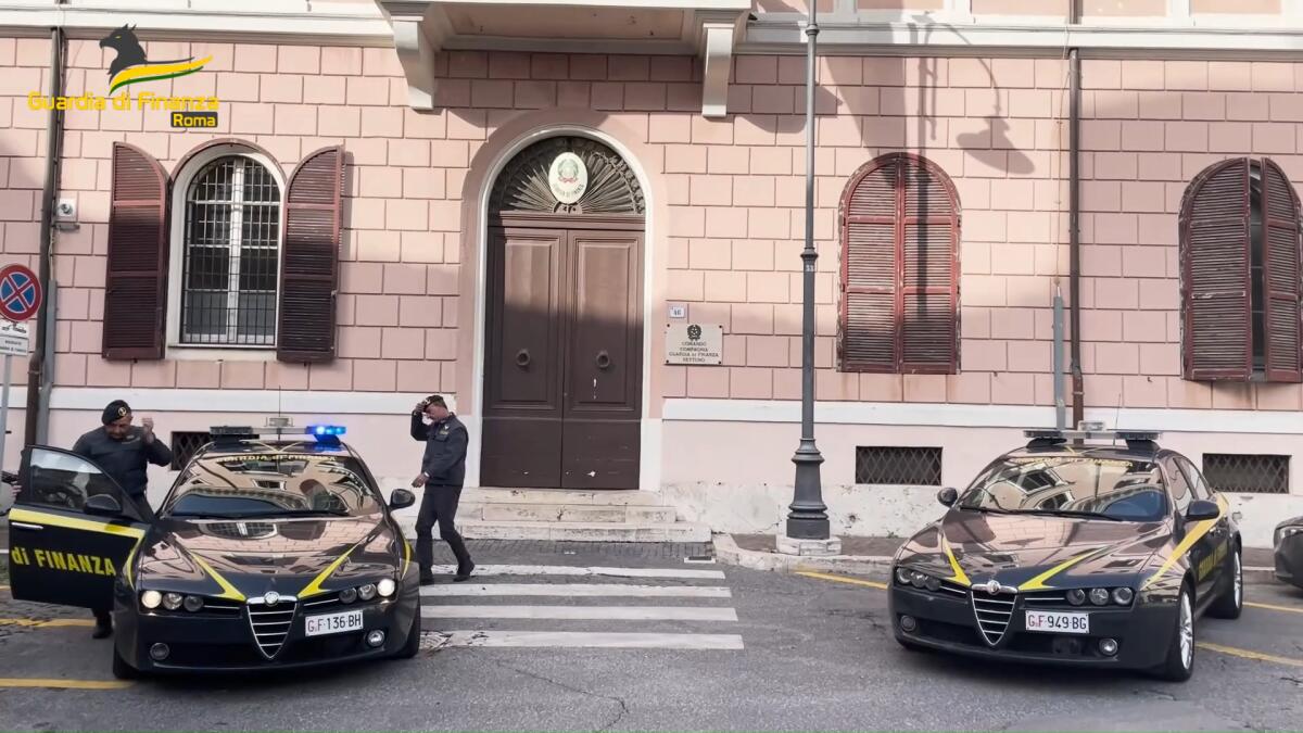Un chilo di cocaina ed armi da guerra trovati in casa di una 70enne di Nettuno, in un appartamento vicino alla caserma della Finanza. - 