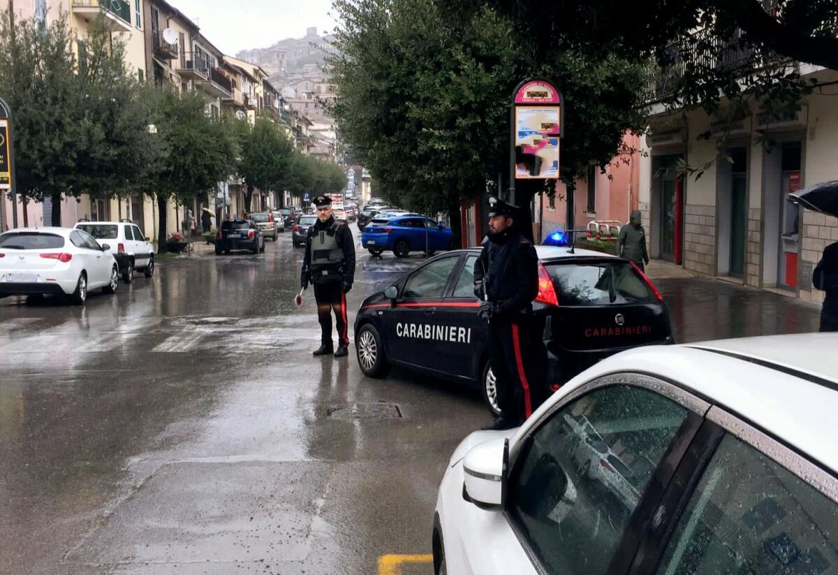 Esibisce ai Carabinieri una patente con i suoi dati e la sua foto, ma era associata ad un 52enne di Aprilia. - 