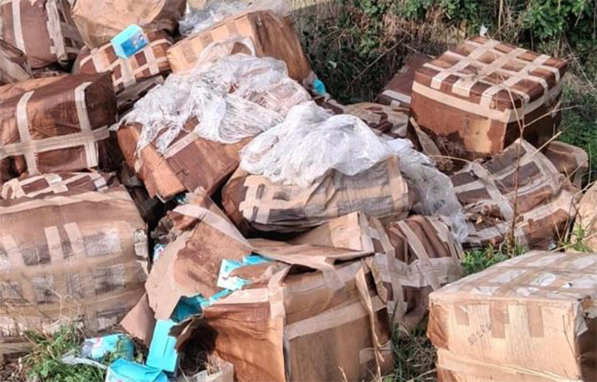 Un nuovo carico di mascherine chirurgiche abbandonate in strada ad Aprilia, stavolta in zona Frassineto. - 