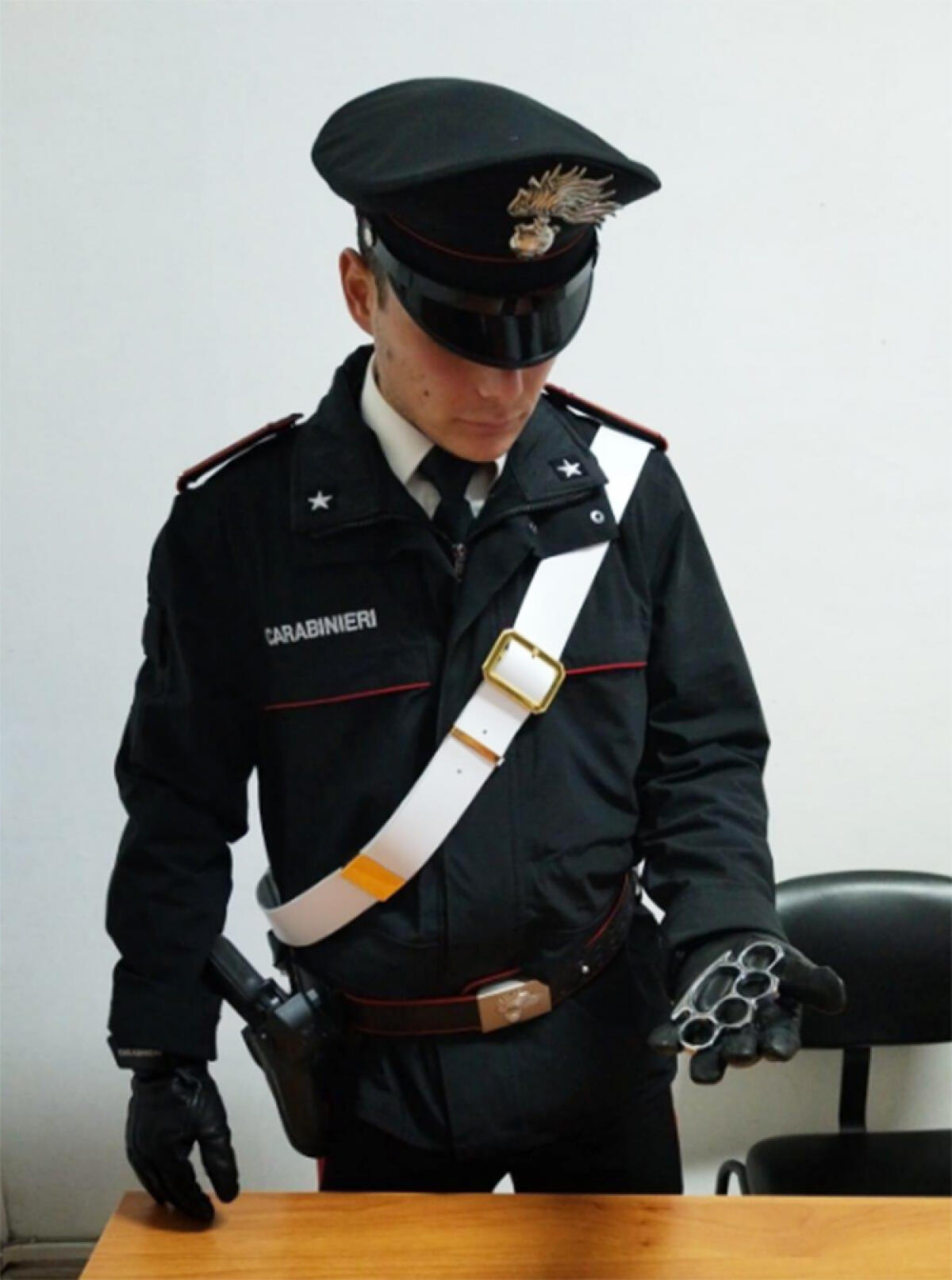 Addosso un tirapugni e alcune dosi di hashish. Denunciato un 27enne di Pontinia. - 