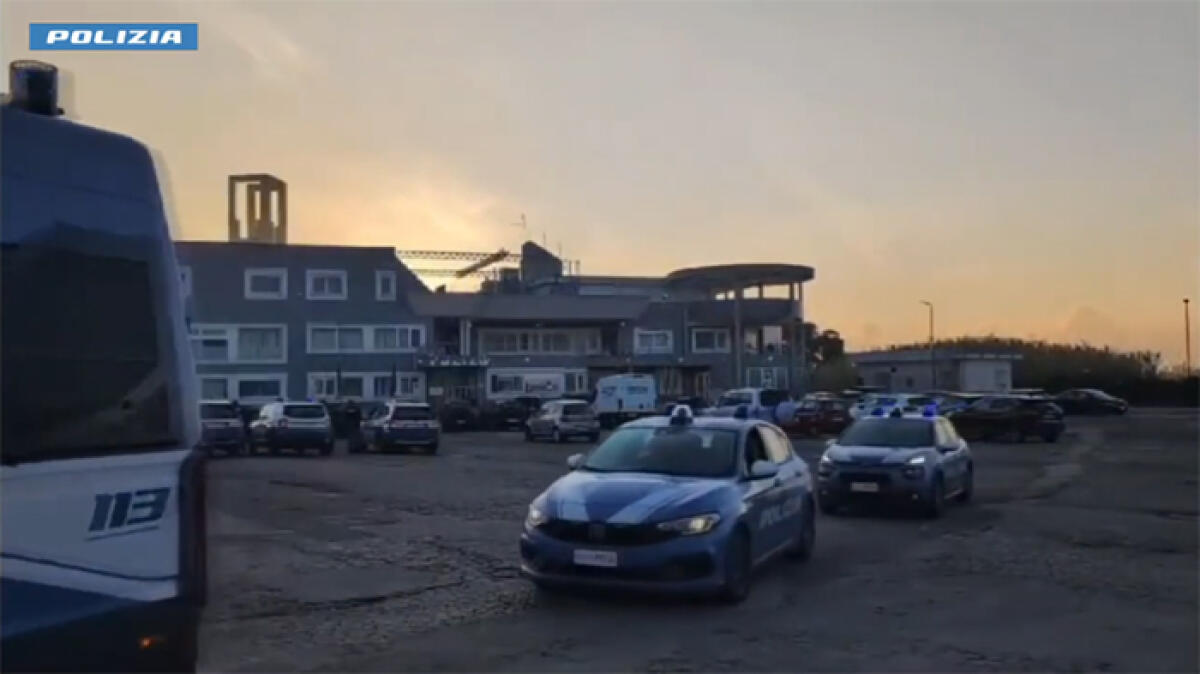 Occupazioni abusive in via Lago Maggiore ad Anzio, in zona Casello 45, al confine con Aprilia. Sgomberati 10 appartamenti. VIDEO - 