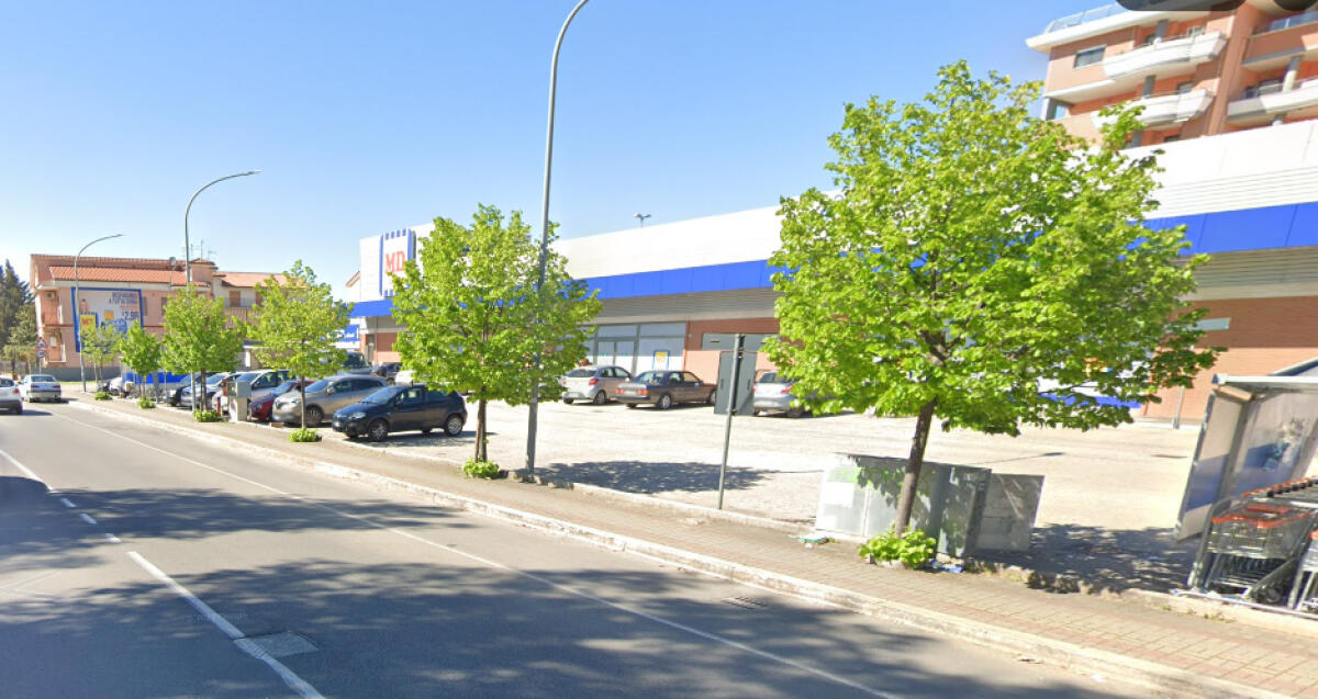 Aprilia - Prende a calci il ladro che voleva la sua borsa, l'episodio nel parcheggio dell'MD - 