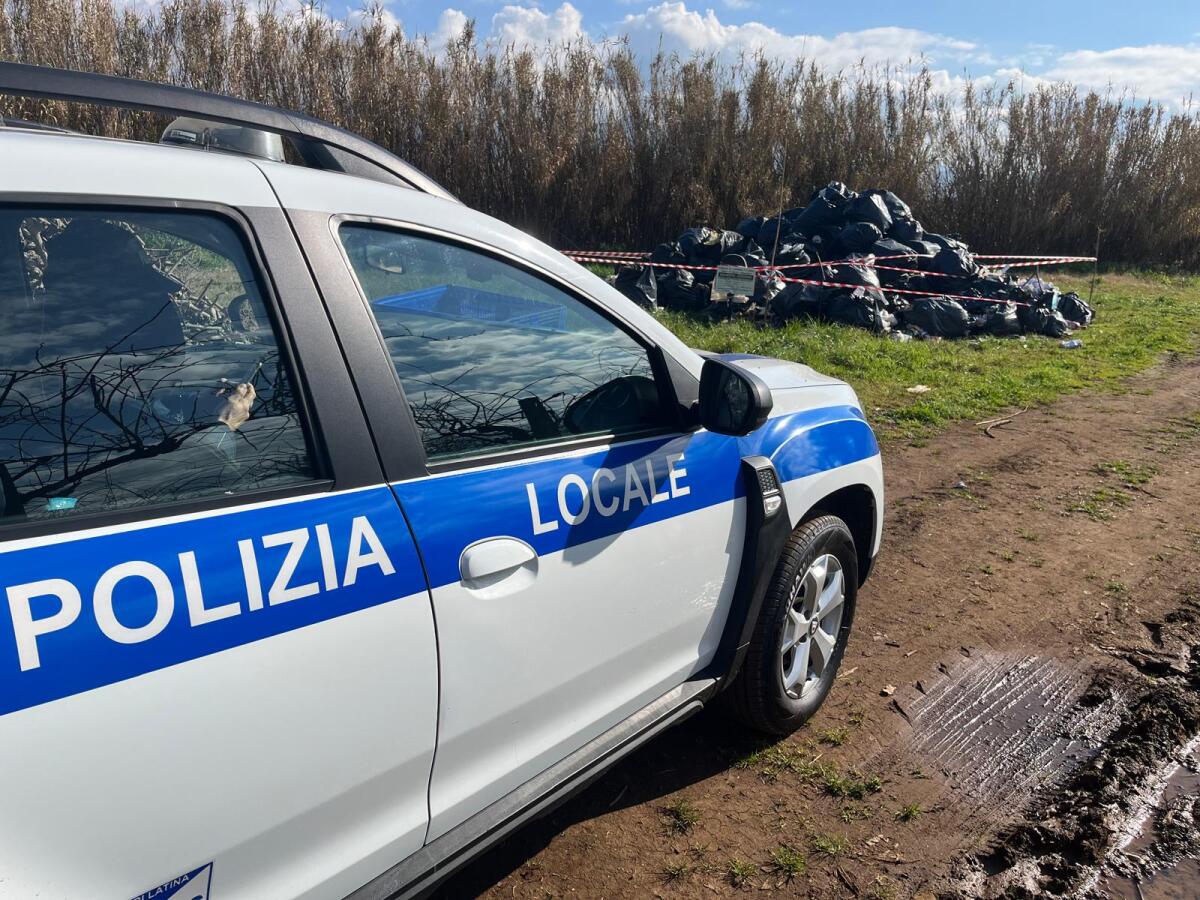 Rifiuti speciali abbandonati a Cisterna: la Polizia Locale sequestra un terreno e denuncia il proprietario. - 