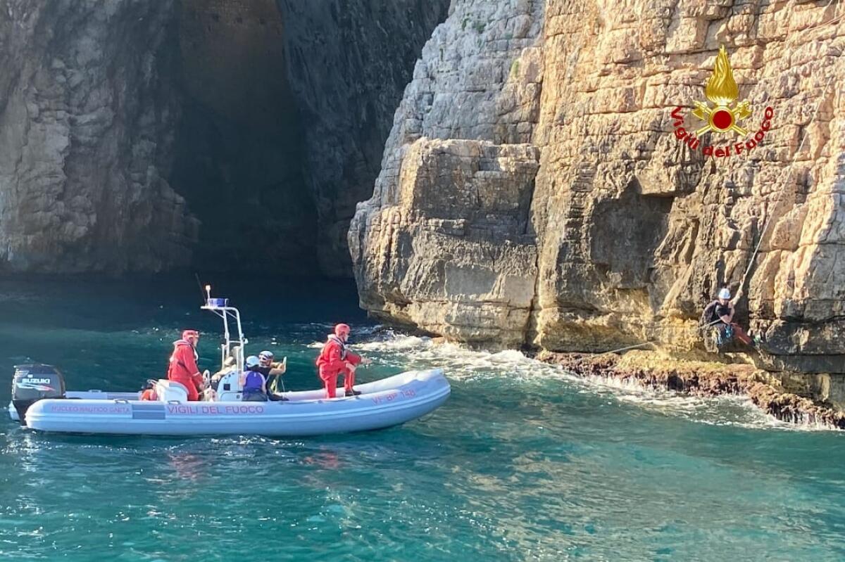 Due ragazze in cordata sulla Montagna Spaccata, a Gaeta, in difficoltà. Soccorse via mare. - 
