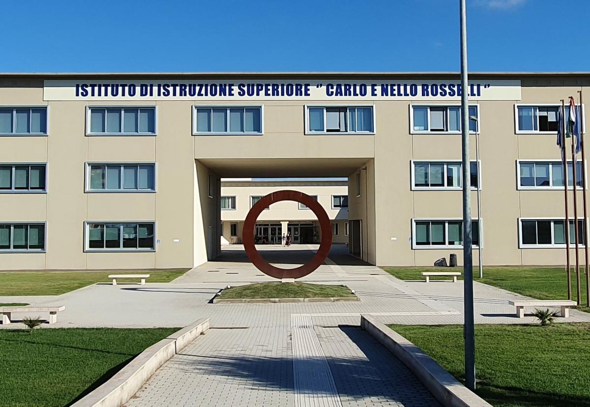 Furti tra i banchi dell'Istituto Rosselli di Aprilia, spariscono soldi e giubbotti - 