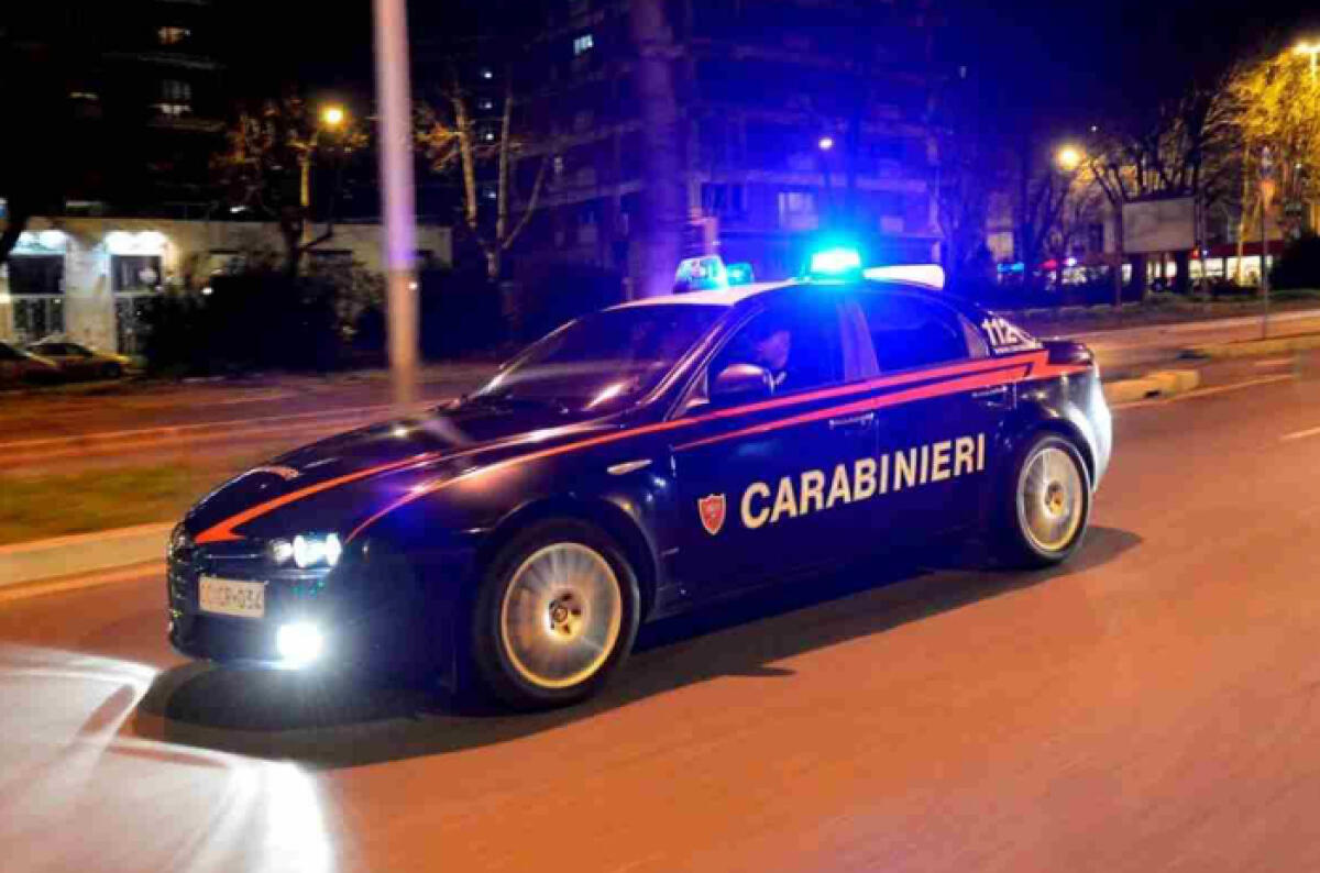 I Carabinieri salvano una ragazza di 24 anni dal suicidio. Sola in strada si punta un coltello alla gola. - 