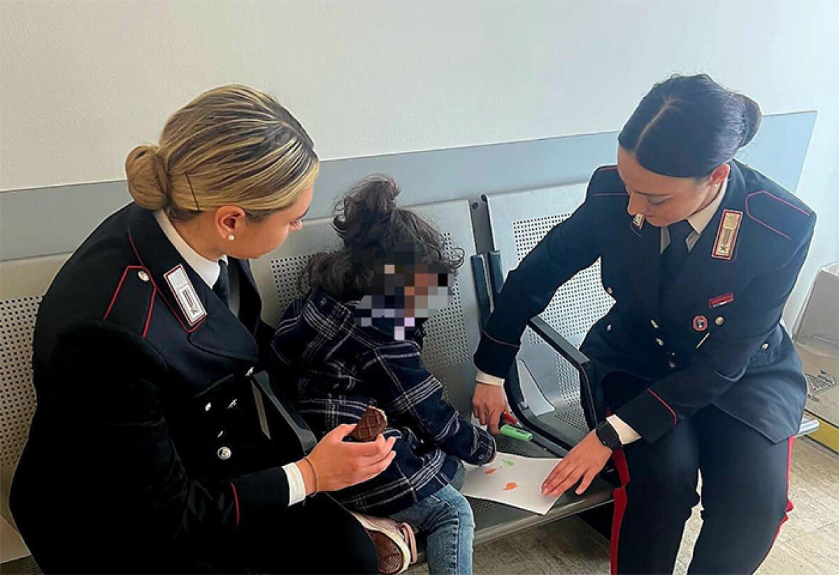 La sua famiglia parte in treno, bimba di 3 anni resta sola alla Stazione Termini di Roma. Salvata dai Carabinieri. - 
