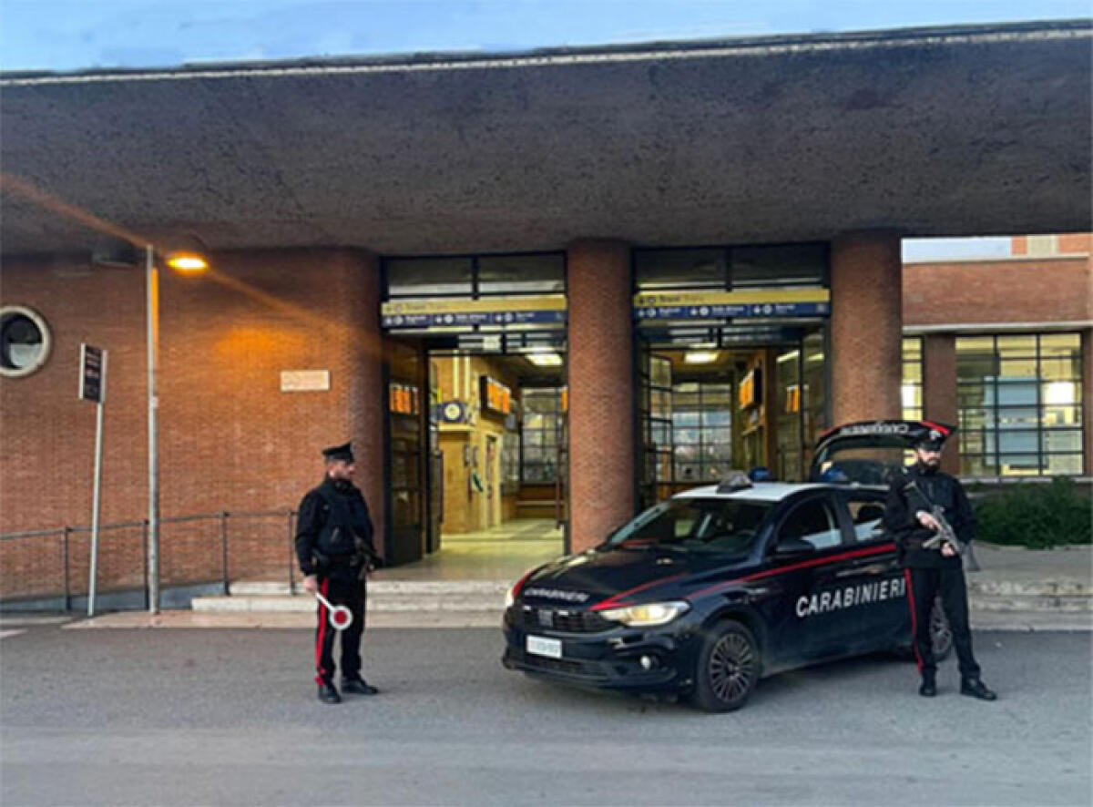 Minacciava di lanciarsi sui binari, alla stazione di Latina Scalo. Salvato, al pronto soccorso aggredisce due infermieri. - 