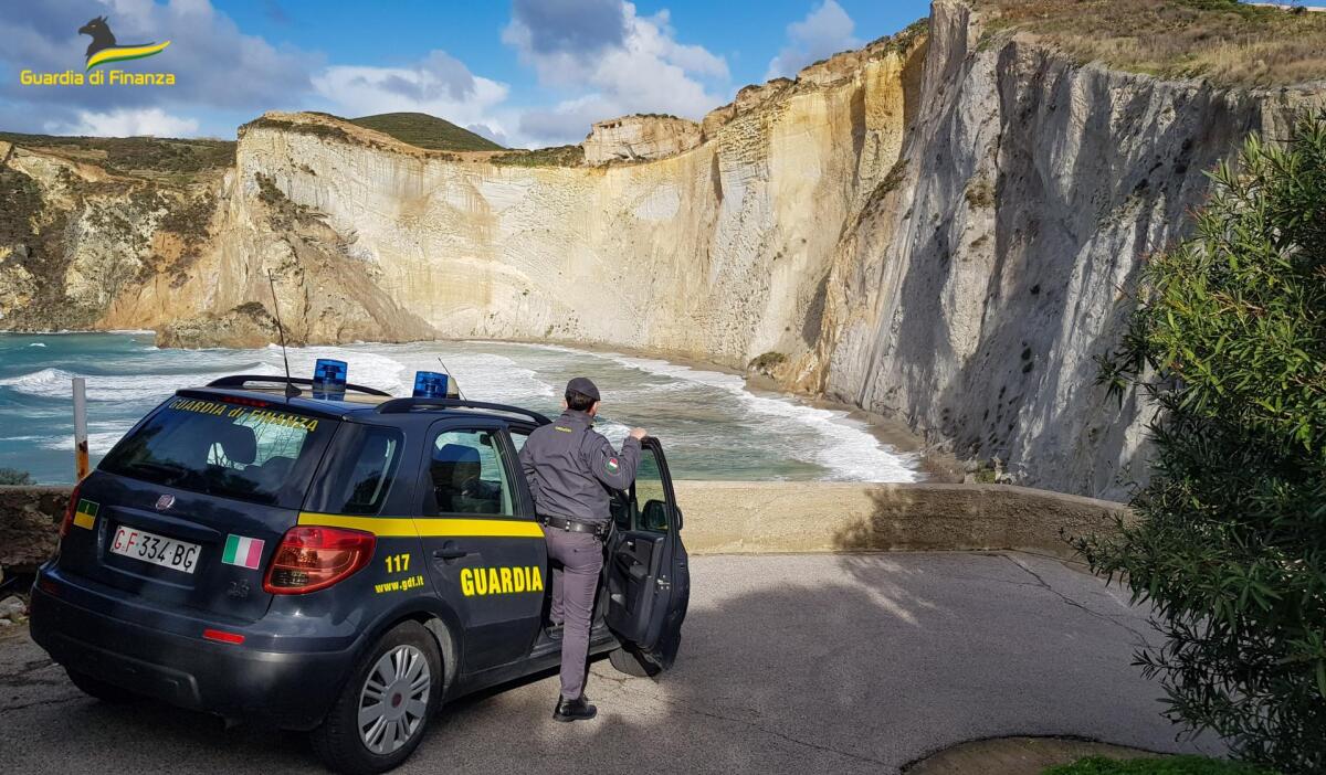 Sull'isola di Ponza con la droga, denunciato - 
