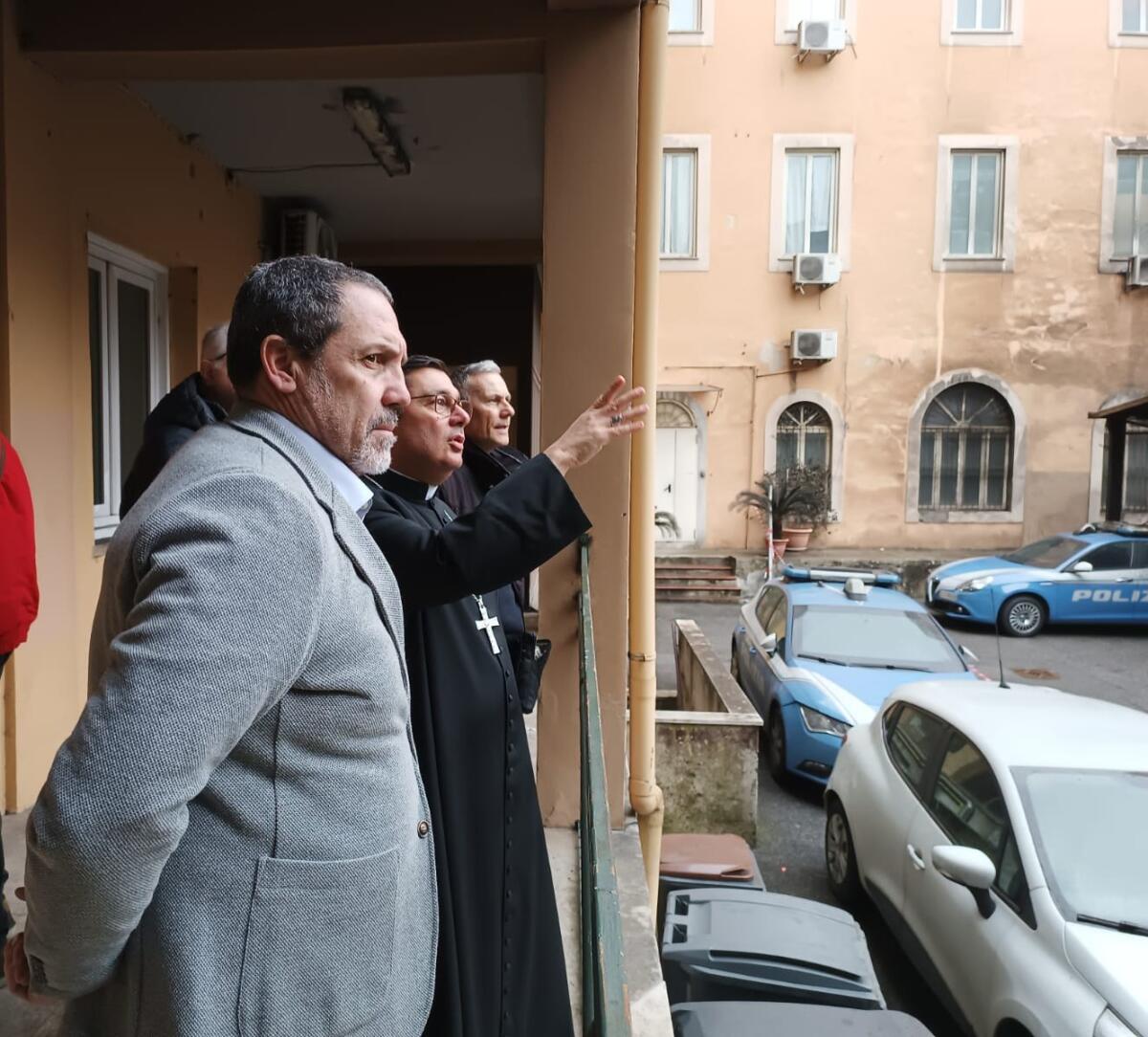 Attentato incendiario al Commissariato di Polizia di Albano: il Vescovo Viva in visita per portare vicinanza e solidarietà. - 