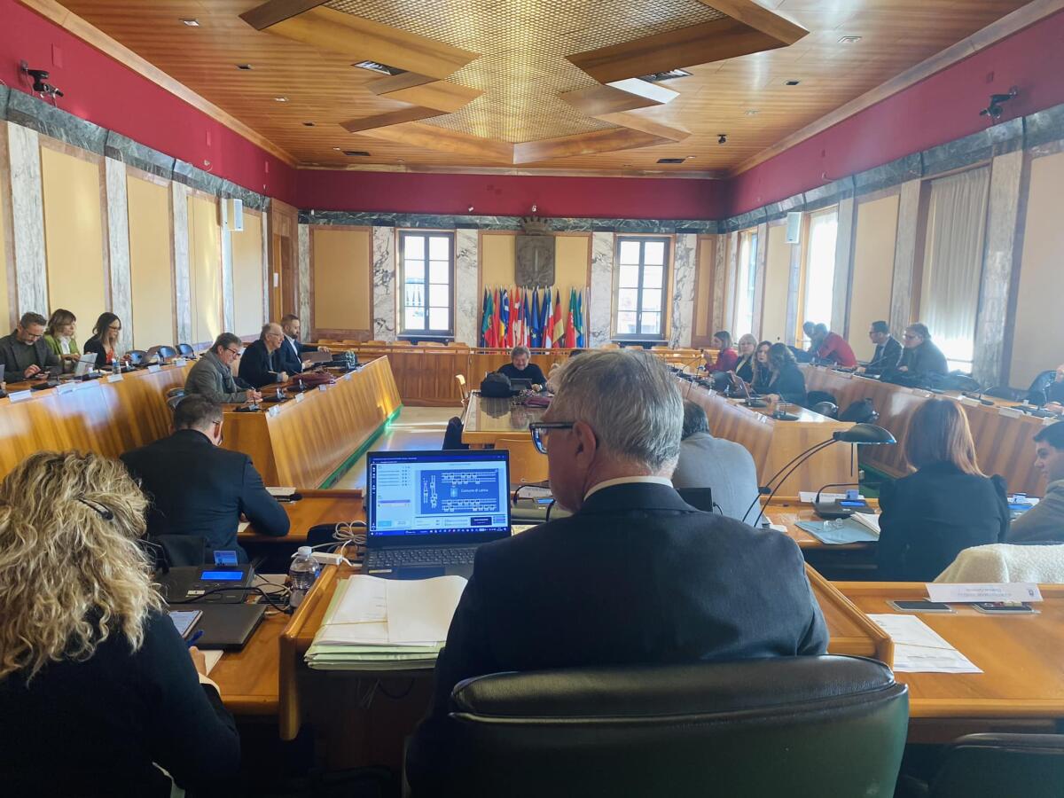 Mozione su intitolazione fascista e tensioni su Abc, salta il numero legale in Consiglio a Latina - 