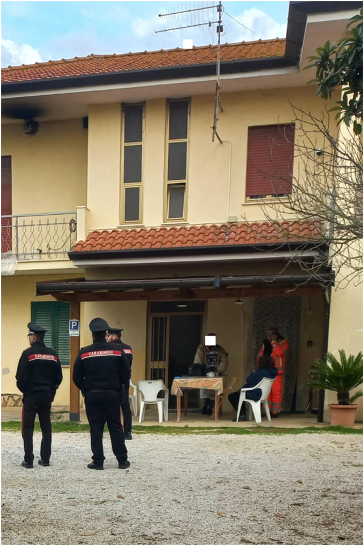 Sul tetto con le bombole del gas e minaccia di uccidersi, fermato dai carabinieri - 