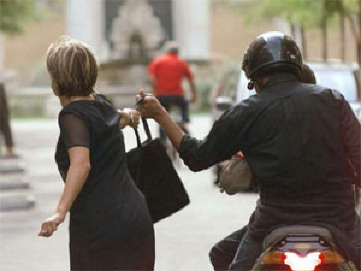 Tentato scippo in via Carducci, ad Aprilia. Altro scippo sventato in via Umbria. - 