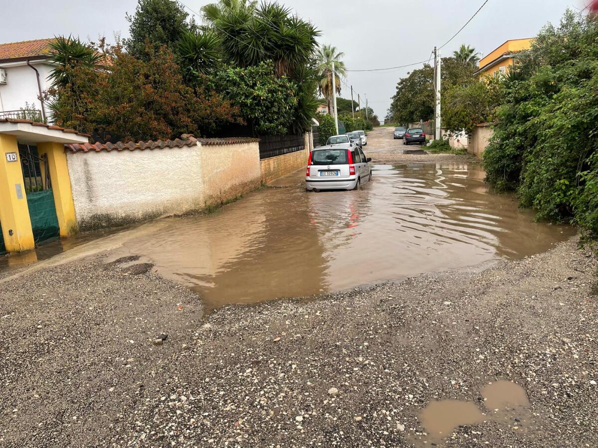 Aprilia - Via Garga nel degrado, c’è un’enorme voragine: “Non posso tornare a casa da un mese” - 