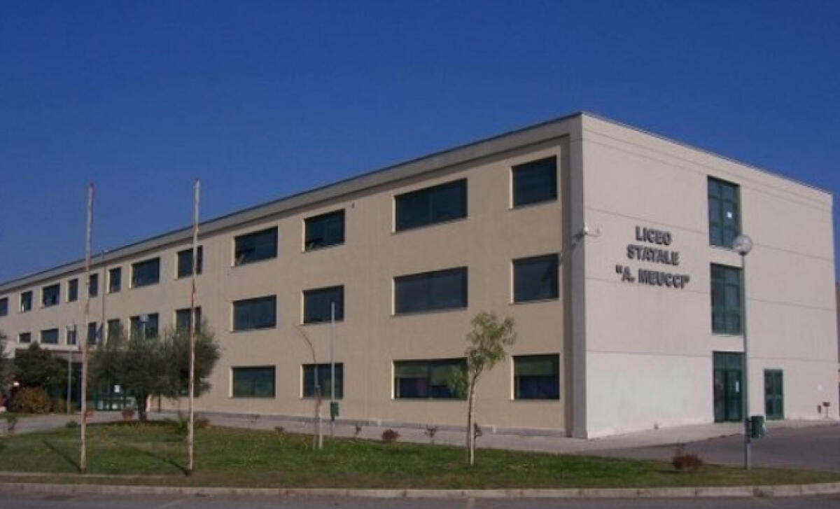 Incursione notturna al liceo “Antonio Meucci” di Aprilia. L’azione ripresa dalle telecamere. - 