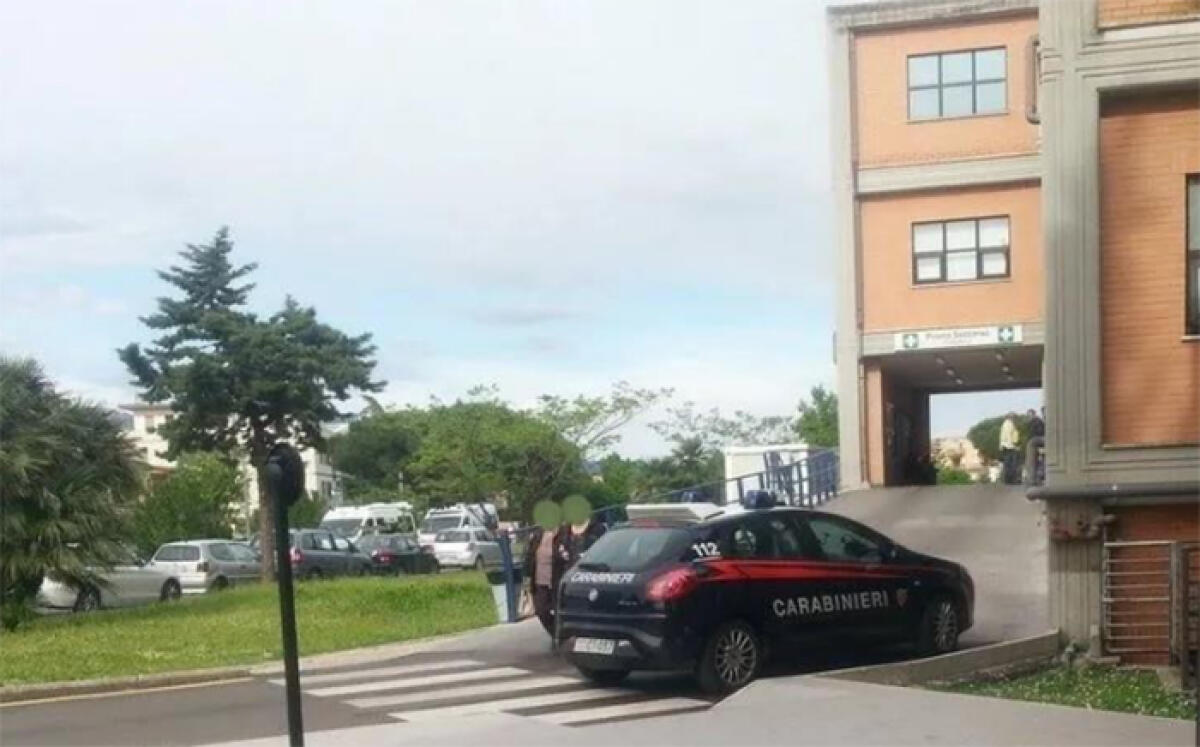 37enne di Aprilia aggredisce i Carabinieri che si erano presentati alla porta per notificargli un provvedimento, poi si auto-lesiona. - 