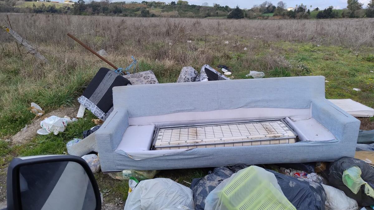 Discariche abusive disseminate lungo via della Riserva Nuova, ad Aprilia. I residenti: “serve un’azione di contrasto del Comune”. - 