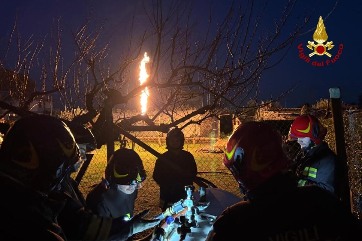 Incendio e perdita di gas in un serbatoio di GPL in via del Castagneto, ad Aprilia: evacuate 8 persone e due cani. L’intervento dei vigili del fuoco. - 