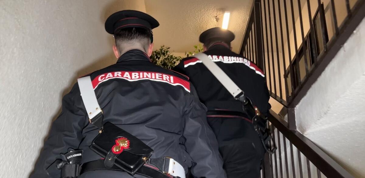 Padre e figlio in manette a Pomezia: detenevano oltre 20mila euro falsi, una pistola ed anche munizioni. - 