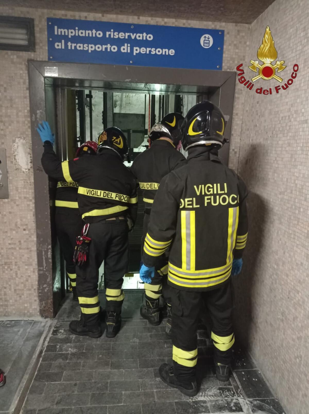 Uomo precipita nel vano ascensore alla stazione Termini - 
