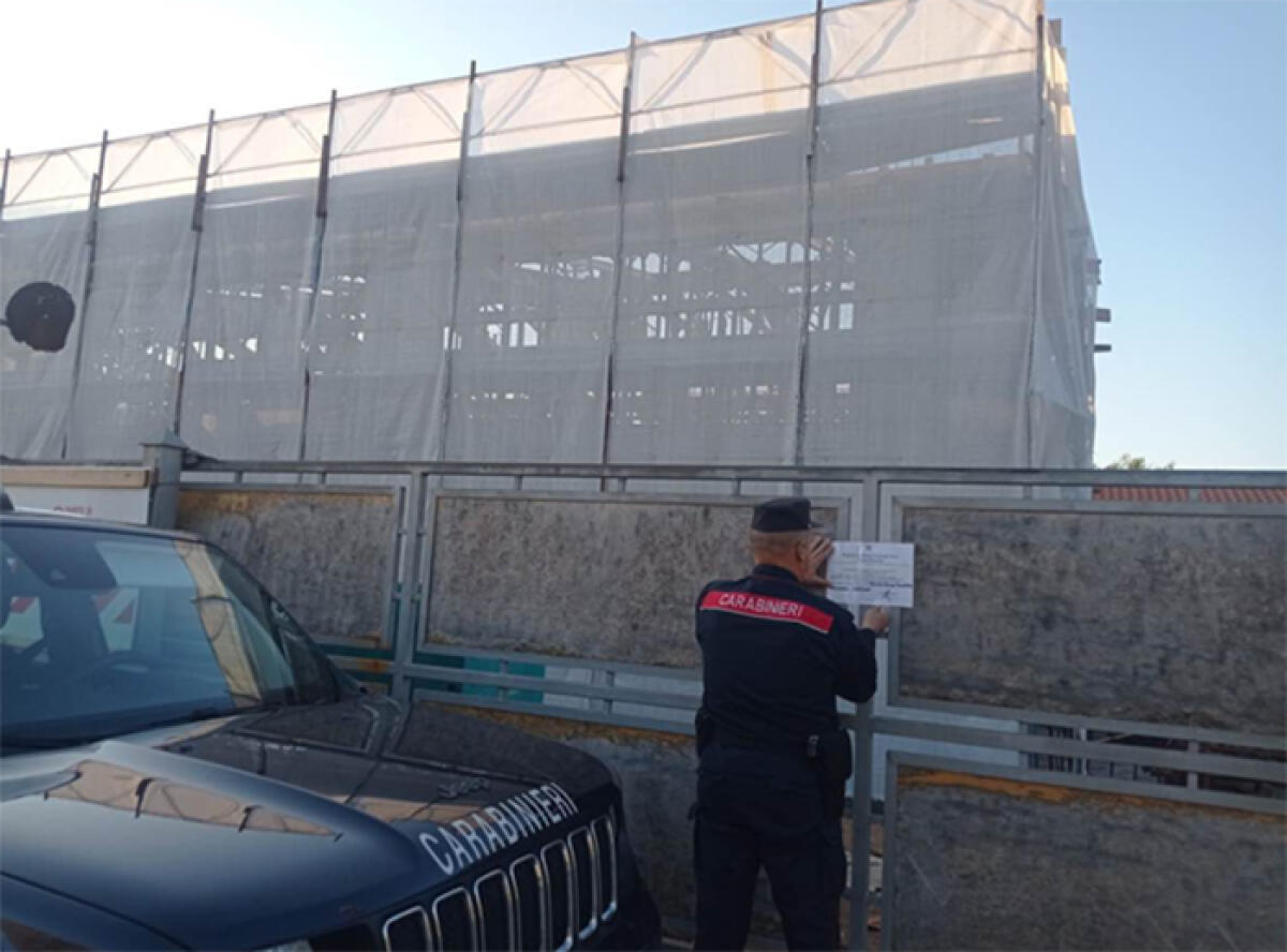 Al posto di una falegnameria stavano sorgendo 12 case vacanza, con vista sul cimitero di Sperlonga. Struttura sequestrata. - 