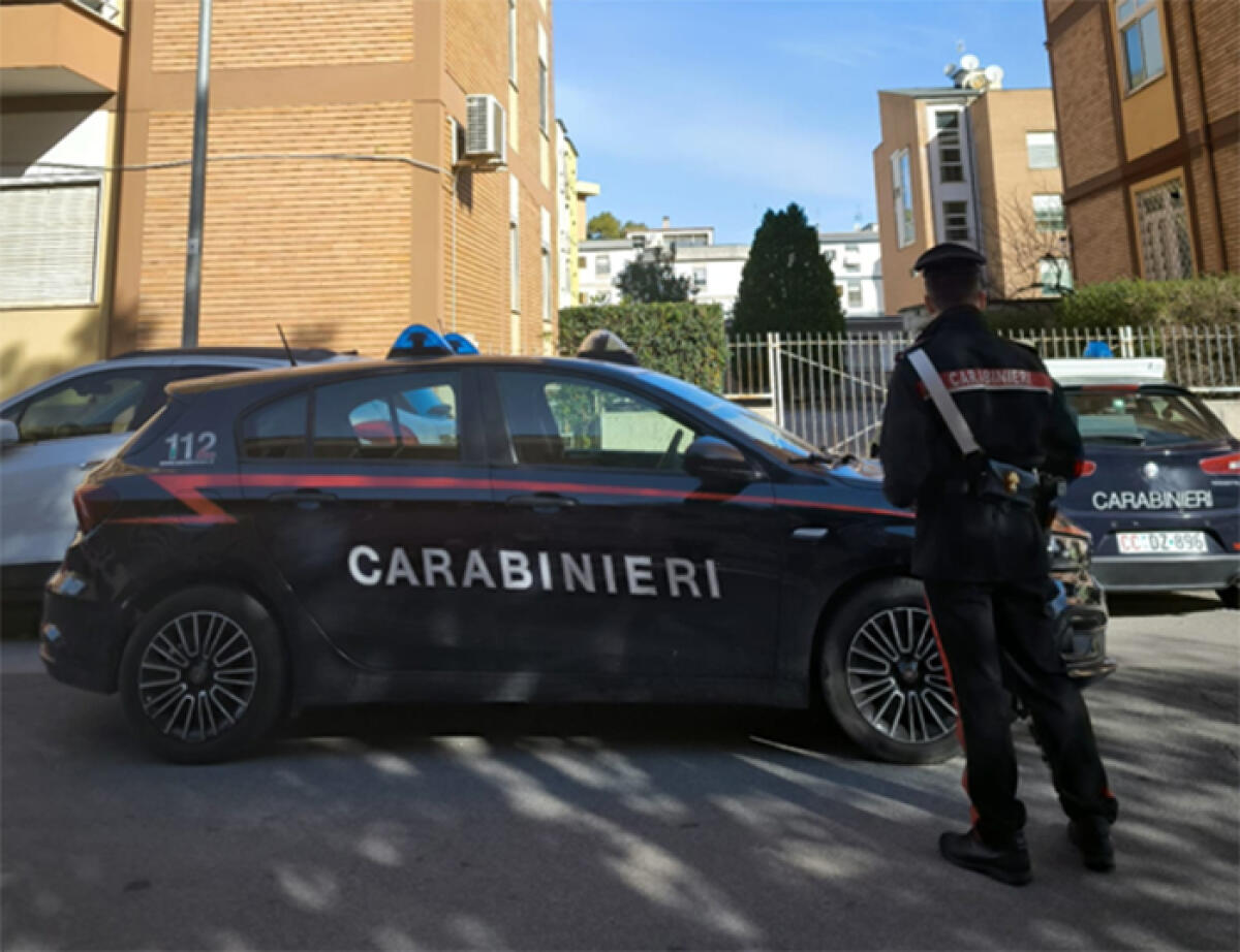 Un uomo precipita dal settimo piano di una palazzina, vicino al Tribunale di Latina. Deceduto sul colpo. - 