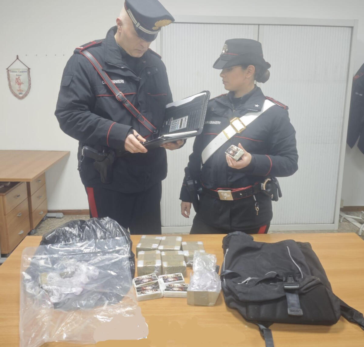 3 chili di hashish lasciati in una busta, li trova un commerciante di Cisterna - 