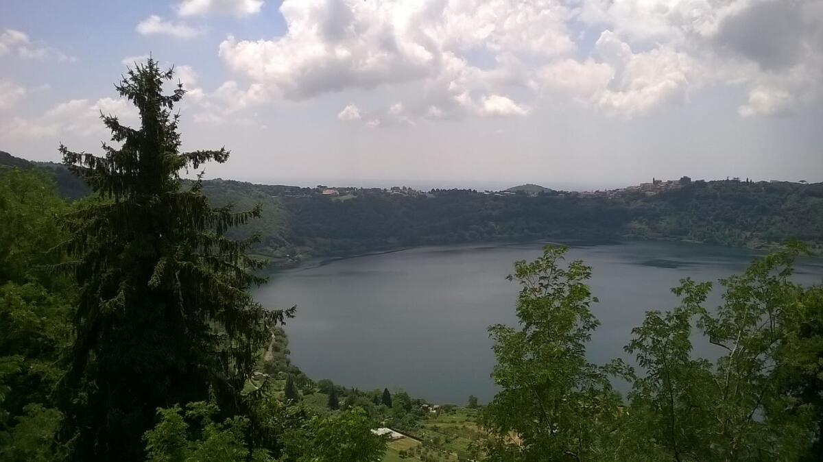 Dal lago di Nemi emergono dei manufatti di pietra di epoca preistorica. - 