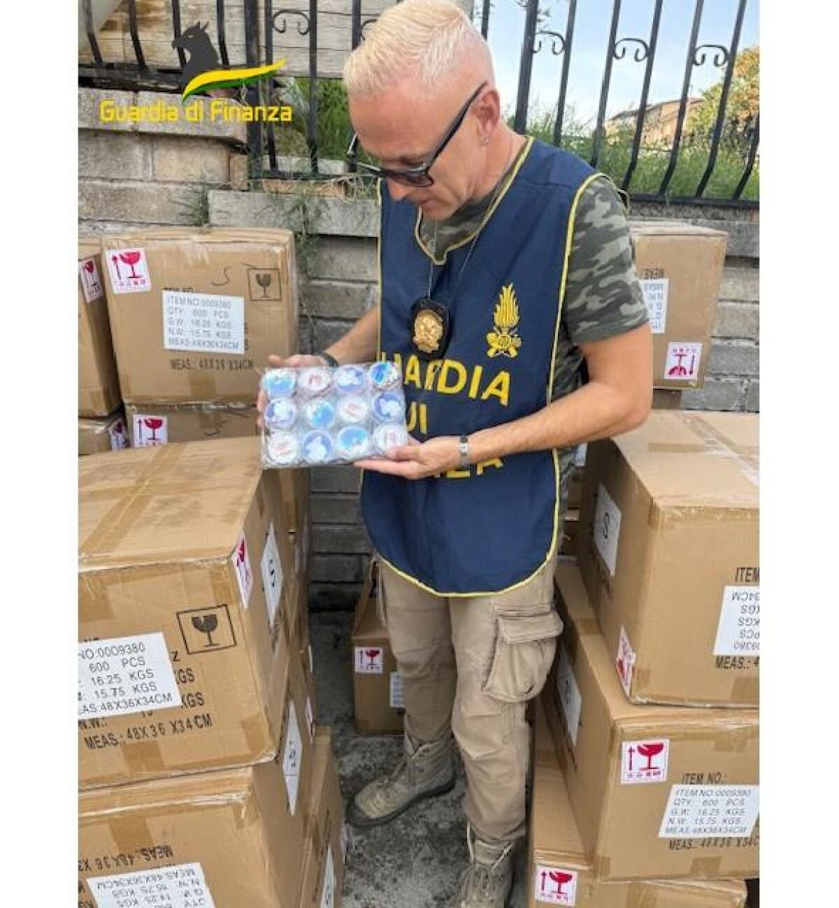 90.000 santini, rosari e pendagli con immagini sacre del Vaticano falsi: articoli sequestrati - 