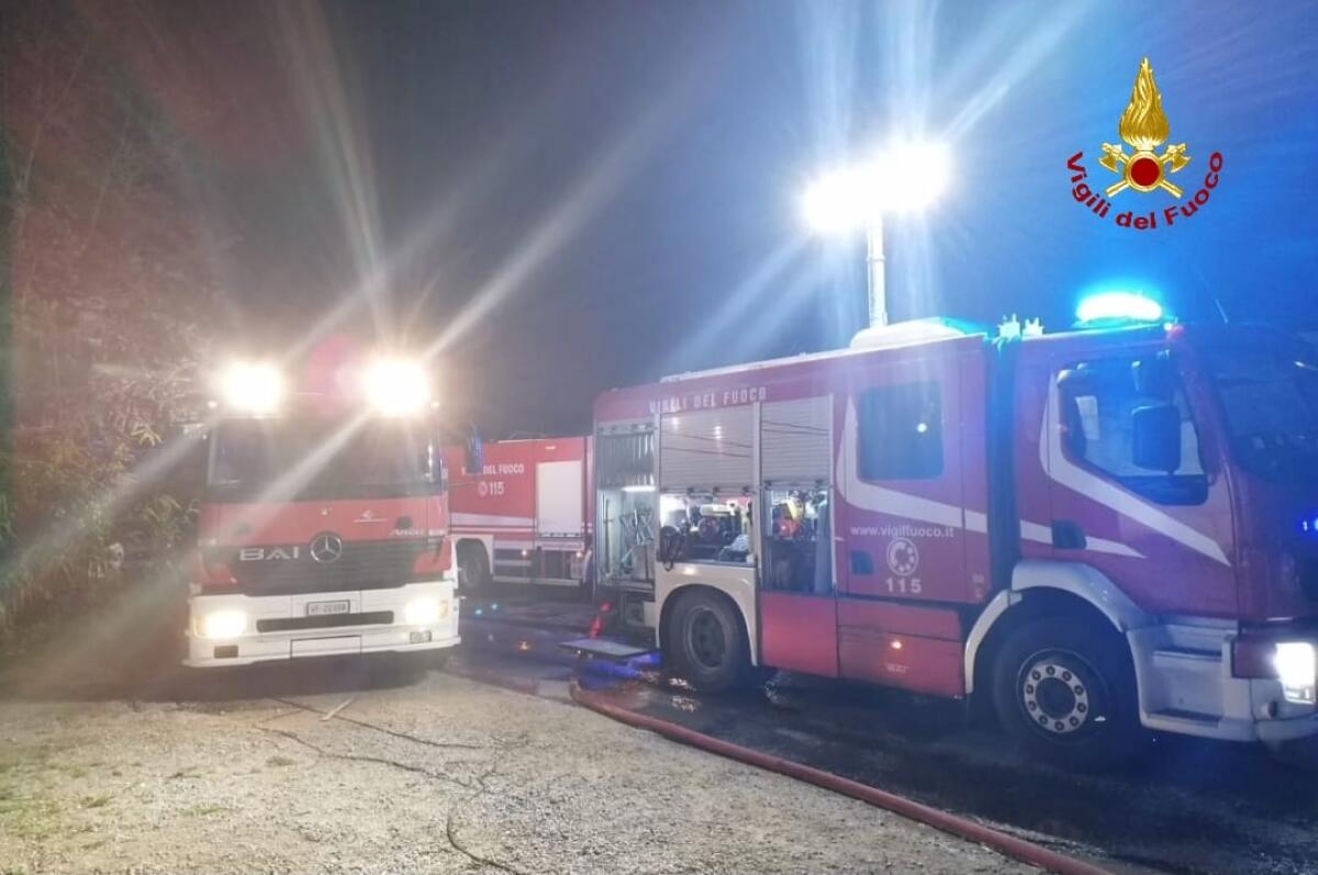 Incendio al commissariato di Albano, distrutte le auto di servizio - 