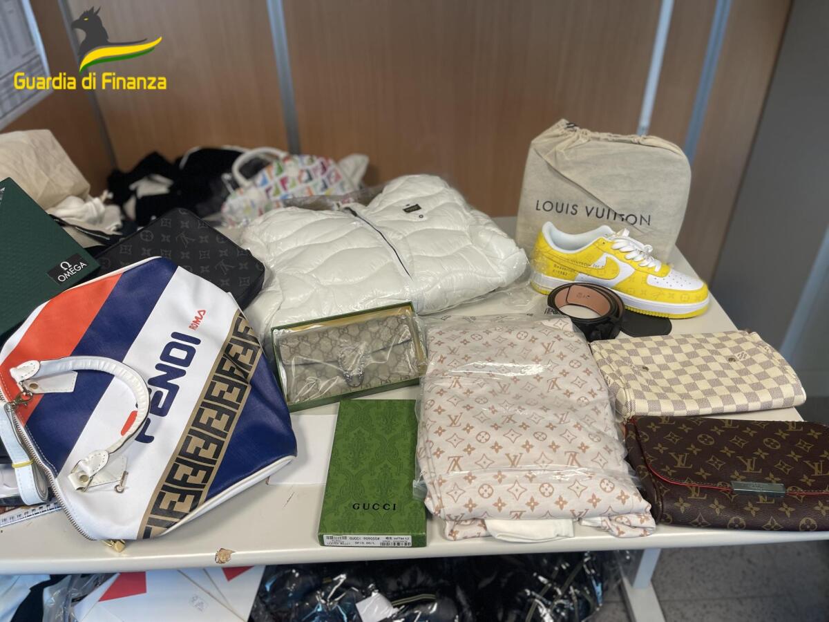 Scoperto dalla Guardia di Finanza di Roma un punto vendita di merce contraffatta: sequestrati oltre 600 prodotti con i marchi falsificati di case di alta moda. - 