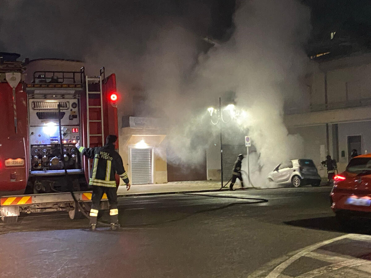 Auto in fiamme in pieno centro ad Aprilia: vigili del fuoco e Carabinieri accorrono in Piazza della Repubblica. - 