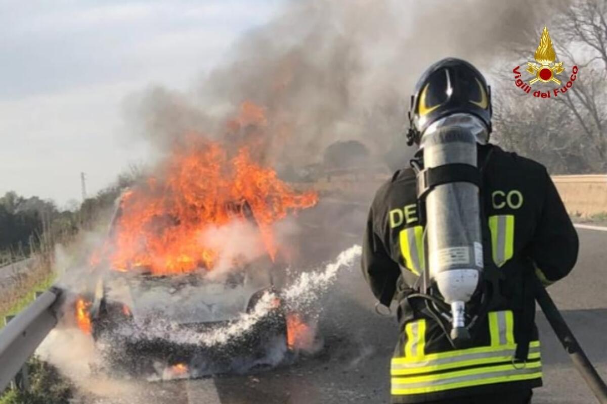 Auto in fiamme sulla Pontina, intervengono i vigili del fuoco di Aprilia. - 